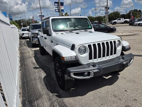 Used 2023 Jeep Gladiator Sport AWD/4WD image 4