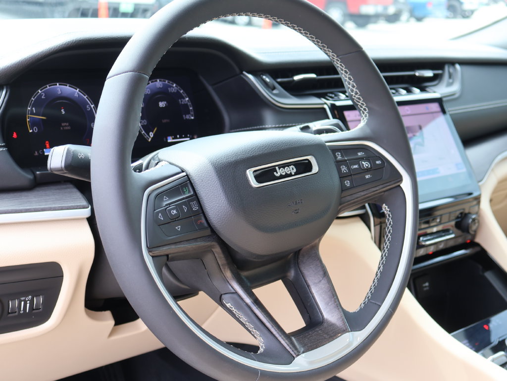 Used 2023 Jeep Grand Cherokee Limited w/ Black Appearance Package AWD/4WD image 24