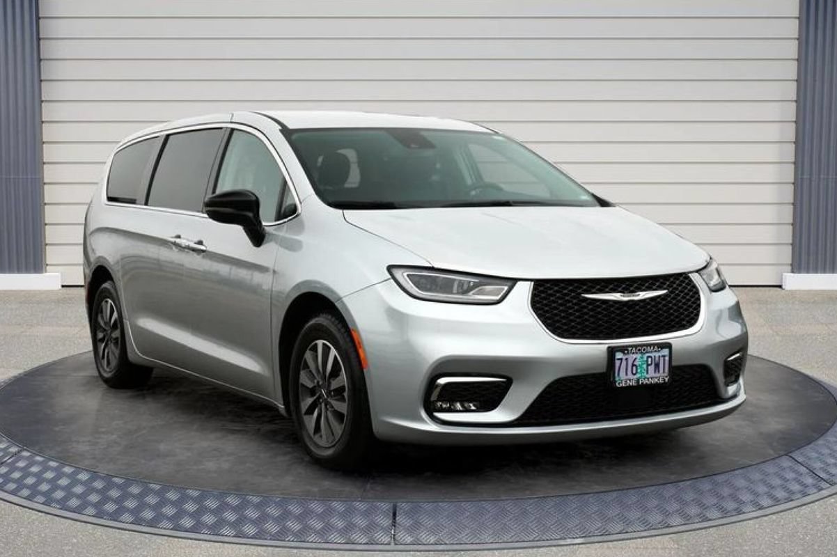 Used 2024 Chrysler Pacifica Limited FWD image 1
