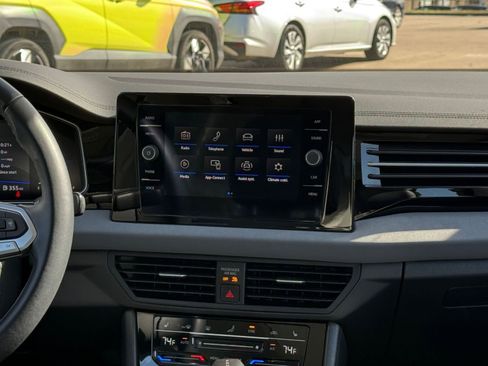 Used 2025 Volkswagen Jetta SE image 17