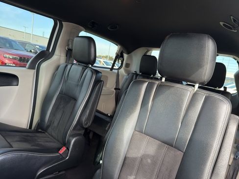 Used 2017 Dodge Grand Caravan SXT image 29