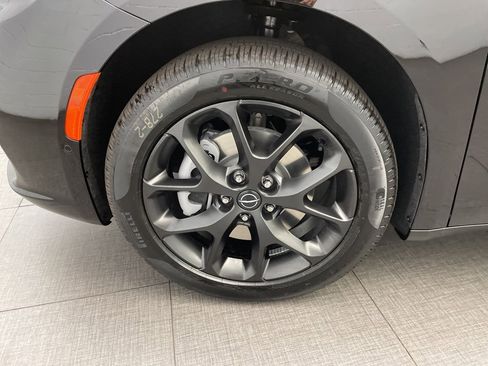 New 2026 Chrysler Pacifica Limited w/ Uconnect Theater Family Group image 10