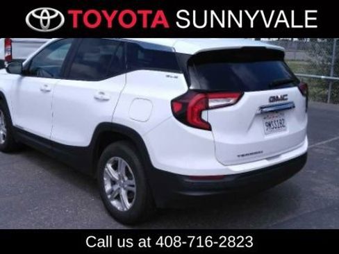 Used 2024 GMC Terrain SLE FWD image 2