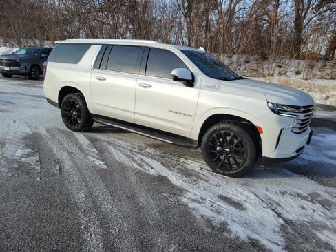 Used 2023 Chevrolet Suburban High Country image 32