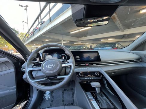 Used 2025 Hyundai Elantra SEL image 33