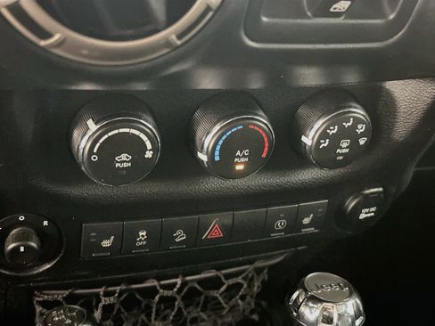 Used 2016 Jeep Wrangler Unlimited Sahara AWD/4WD image 23
