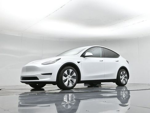 Used 2024 Tesla Model Y Long Range image 41