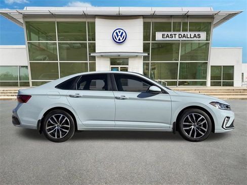 Certified 2025 Volkswagen Jetta SE image 2