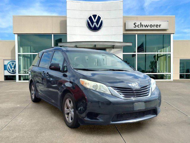 Used 2015 Toyota Sienna LE w/ Convenience Accessory Package FWD image 1