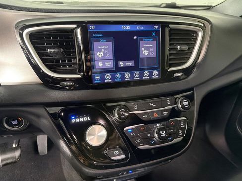 Used 2020 Chrysler Pacifica Touring-L AWD/4WD image 15