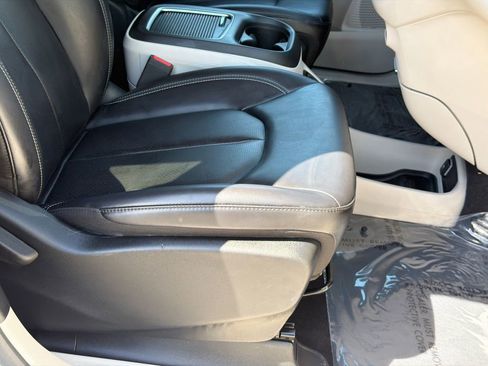 Used 2023 Chrysler Pacifica Touring-L FWD image 12