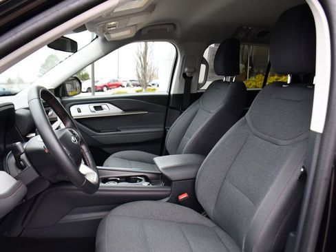 Used 2025 Ford Explorer Active AWD/4WD image 12