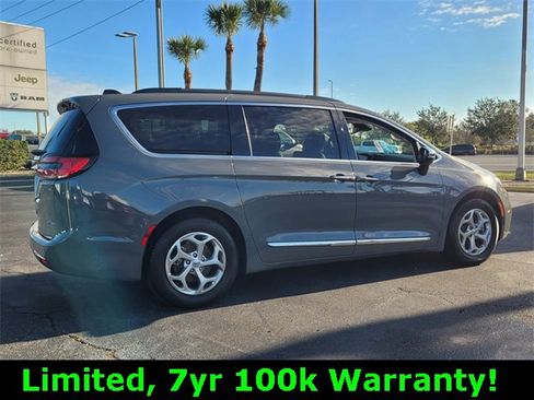 Used 2023 Chrysler Pacifica Limited image 7