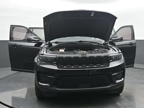 Used 2023 Jeep Grand Cherokee Altitude AWD/4WD image 51