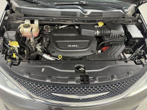 Used 2017 Chrysler Pacifica Limited FWD image 49