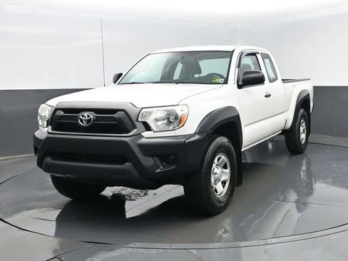 Used 2015 Toyota Tacoma Base image 2