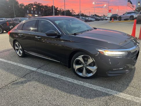 Used 2018 Honda Accord Touring image 3