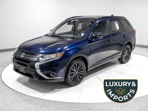 Used 2020 Mitsubishi Outlander SE image 1
