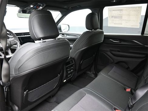 New 2025 Jeep Grand Cherokee Laredo X w/ Luxury Tech Group I image 17