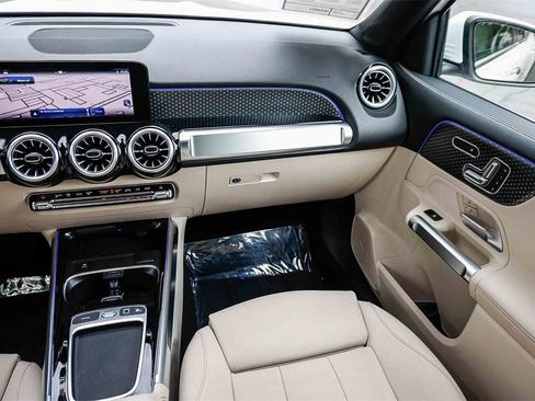 Used 2025 Mercedes-Benz GLB 250 4MATIC image 15