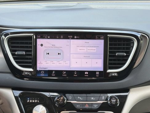 Used 2024 Chrysler Pacifica Touring-L FWD image 3
