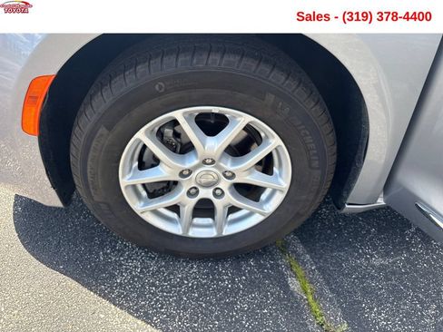 Used 2020 Chrysler Pacifica Touring-L FWD image 24