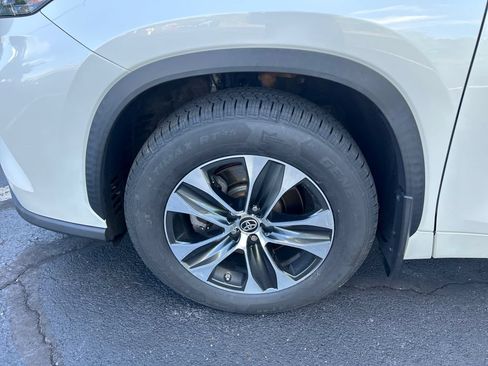 Certified 2021 Toyota Highlander XLE AWD/4WD image 29