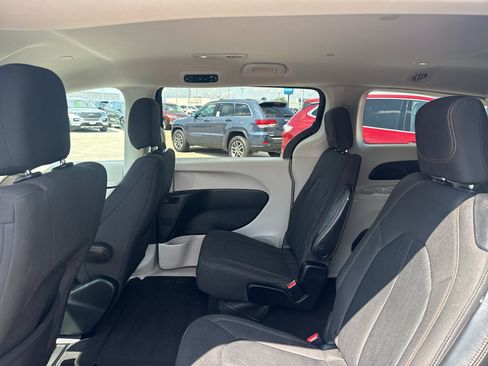 Used 2017 Chrysler Pacifica Touring FWD image 28