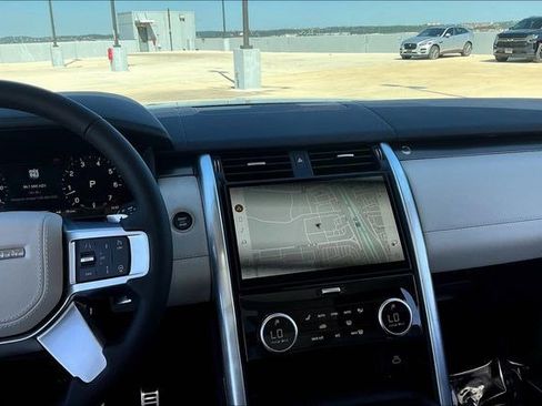 New 2025 Land Rover Discovery Metropolitan Edition image 6