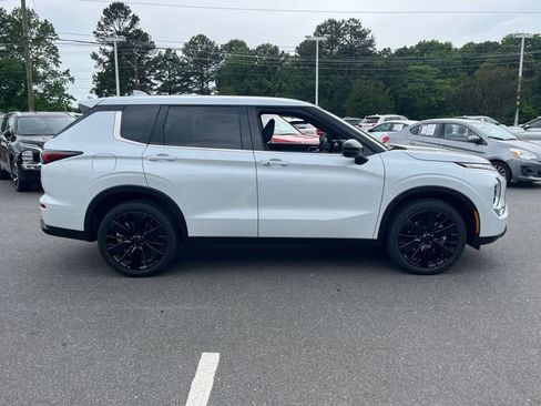 New 2026 Mitsubishi Outlander LE FWD image 2