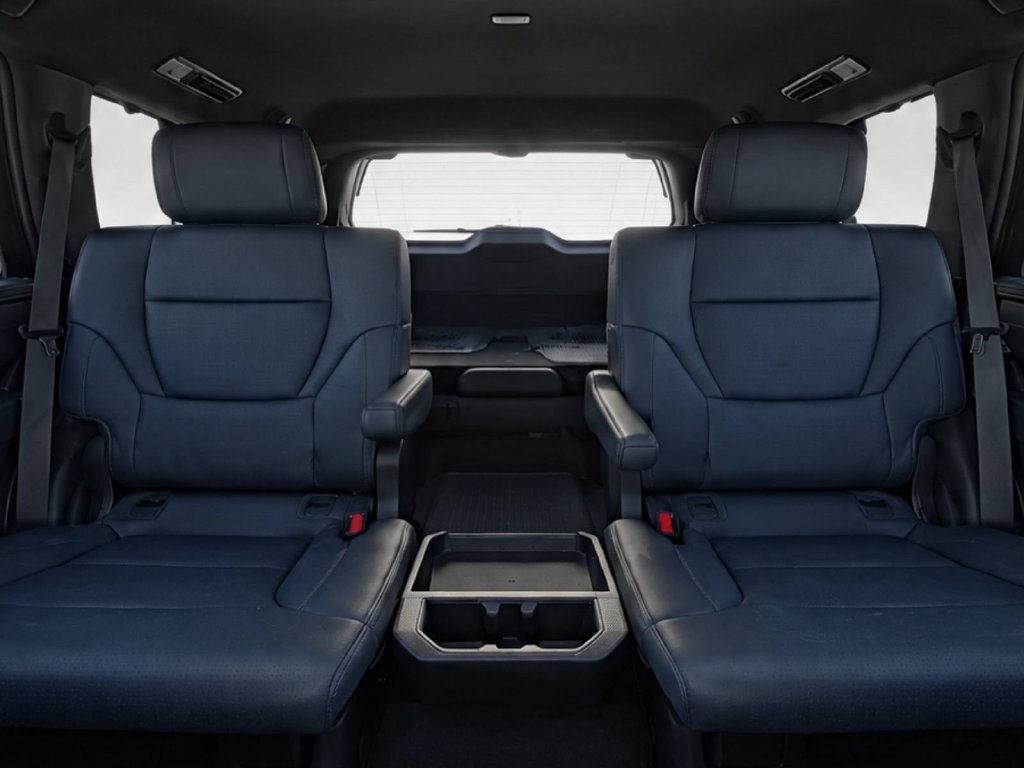 Used 2025 Toyota Sequoia Platinum AWD/4WD image 32