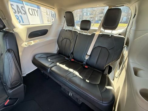 Used 2024 Chrysler Pacifica Touring-L image 29