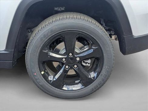 New 2025 Jeep Grand Cherokee Altitude image 10