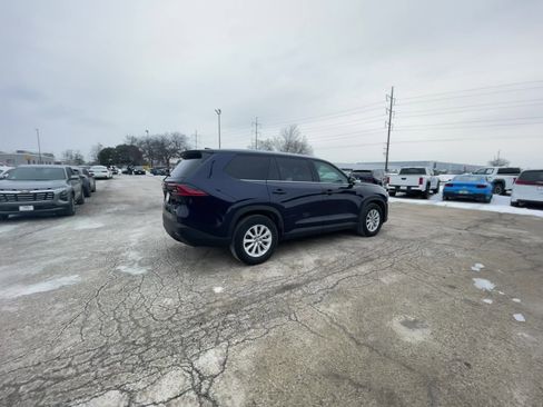 Used 2025 Toyota Grand Highlander XLE image 3