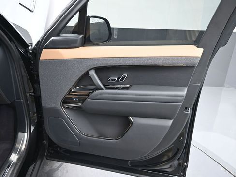 Used 2025 Land Rover Range Rover Sport Autobiography image 4