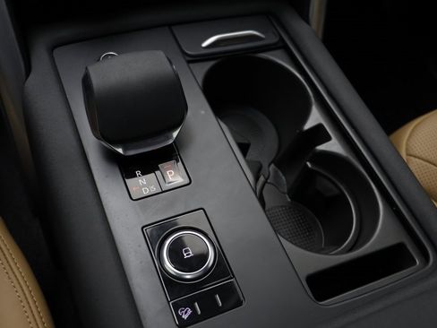 Used 2025 Land Rover Discovery Dynamic SE image 14