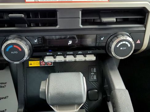 Used 2025 Toyota Tacoma SR5 AWD/4WD image 37