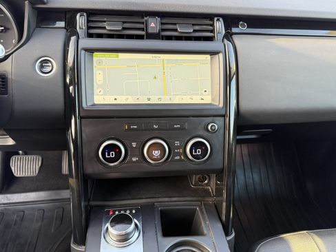 Used 2018 Land Rover Discovery SE image 11