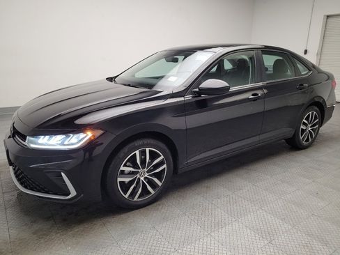 Used 2025 Volkswagen Jetta SE image 2