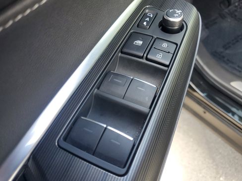 Used 2021 Toyota Venza XLE w/ Softex Package image 20