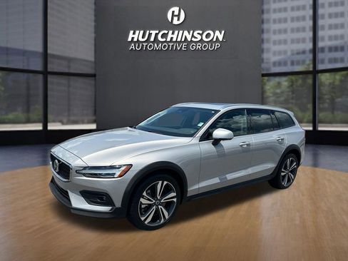Used 2025 Volvo V60 B5 Cross Country Plus AWD/4WD image 3
