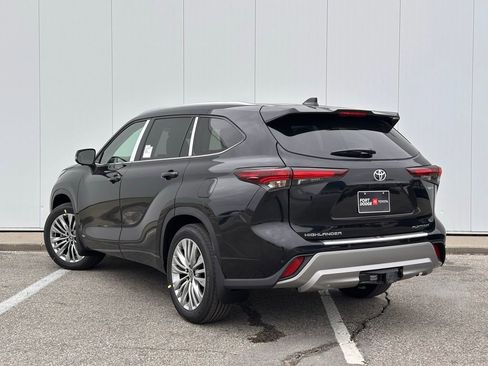 New 2026 Toyota Highlander Platinum image 3