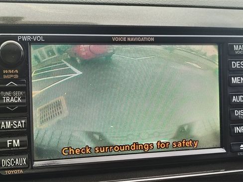 Used 2011 Toyota Tundra 4x4 CrewMax image 22