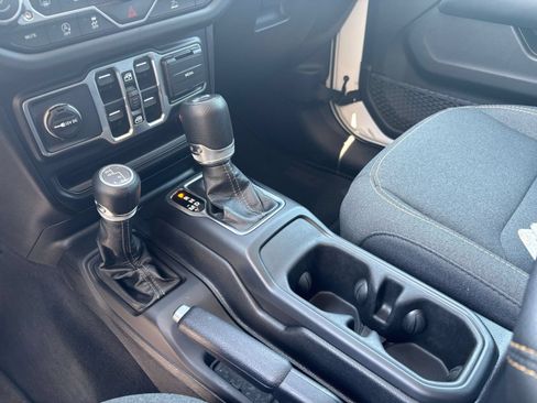 Used 2025 Jeep Wrangler Unlimited Sahara AWD/4WD image 41