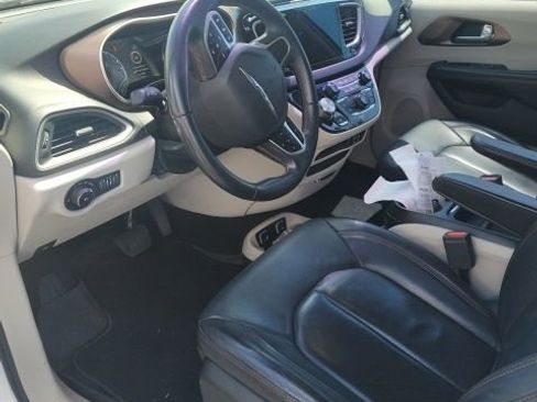 Used 2018 Chrysler Pacifica Touring-L w/ Advanced Safetytec Group FWD image 11