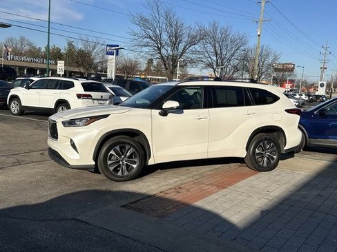 Used 2020 Toyota Highlander XLE image 3