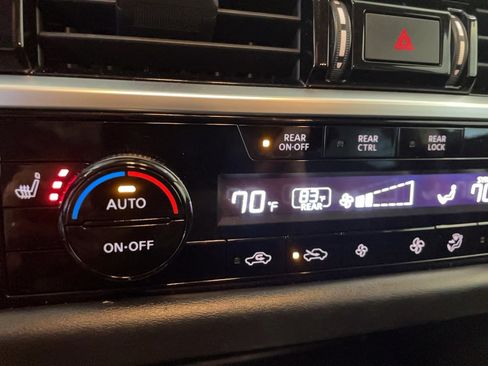 Used 2022 Nissan Pathfinder SV image 7