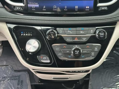 Used 2022 Chrysler Pacifica Touring-L FWD image 17