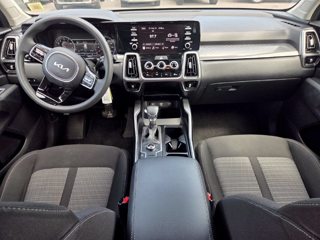Used 2023 Kia Sorento LX AWD/4WD image 13