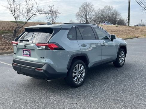 Used 2022 Toyota RAV4 XLE Premium image 5